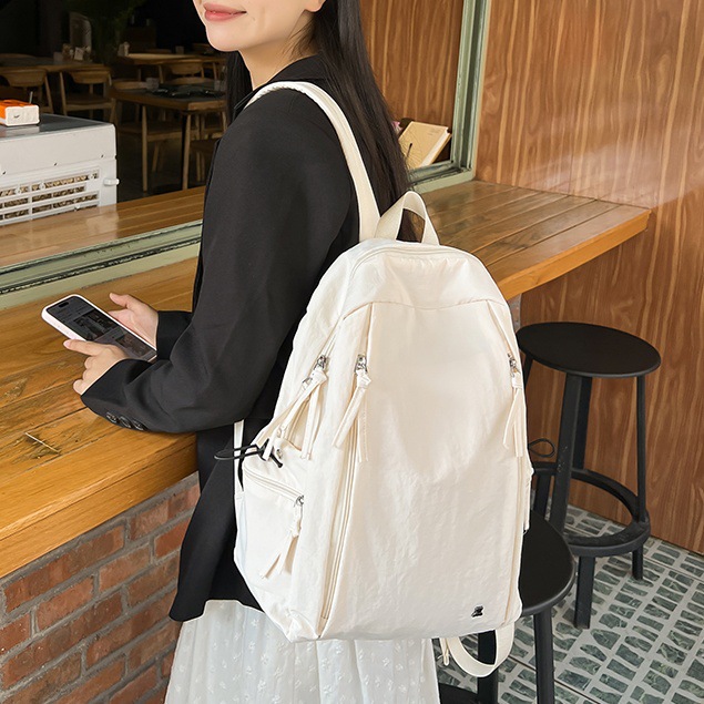 A large-capacity, simple and versatile backpack in the style of Muji from Japan and South Korea, a lightweight, solid-color Harajuku style backpack for high school students on campus full figure