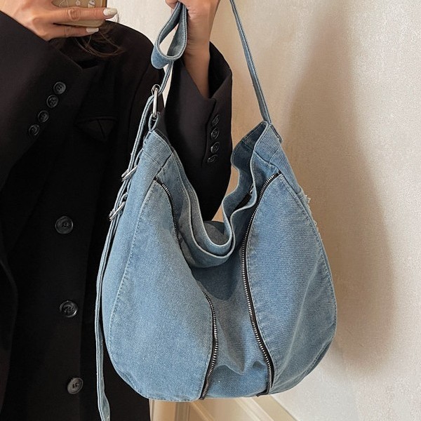 A fashionable new large-capacity single-shoulder, niche design denim casual boyfriend style student class bag crossbody bag details Picture