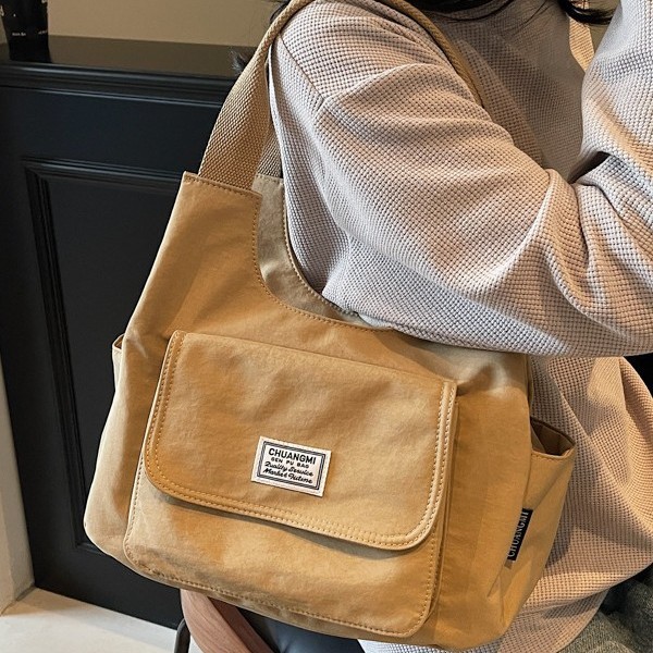 Commuting bag, Japanese ins retro and niche design sense, canvas simple solid color, casual and versatile tote bag, underarm bag Application Scenario