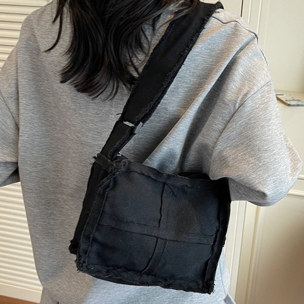 The new design of the laid-back canvas small bag is a retro, aged and fringed student single-shoulder crossbody bag that catches the eye details Picture
