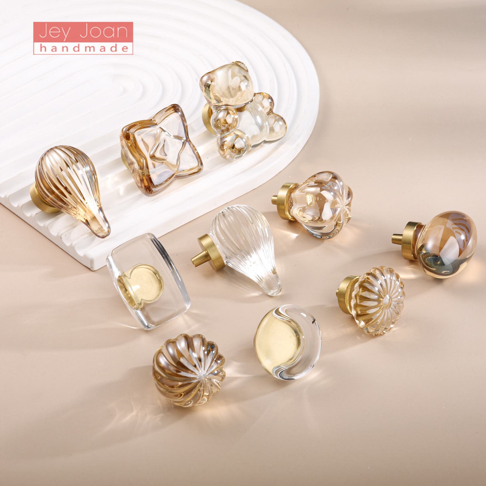 The manufacturer supplies crystal handles, brass pigeon egg drawers, cabinet door handles, transparent wardrobe door handles for wholesale Application Scenario