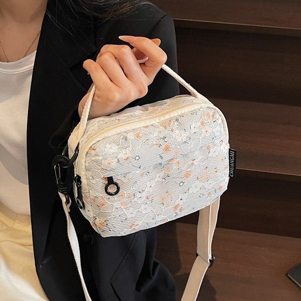 Spring and summer new fashionable floral fabric bag, Korean style fashionable and trendy ladies' small square bag, large capacity single-shoulder crossbody bag Application Scenario