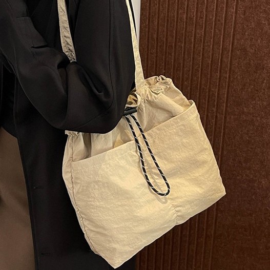 New single-shoulder tote bag, large-capacity autumn and winter nylon fabric drawstring pleated travel bag, casual crossbody bucket for keeping warm full figure
