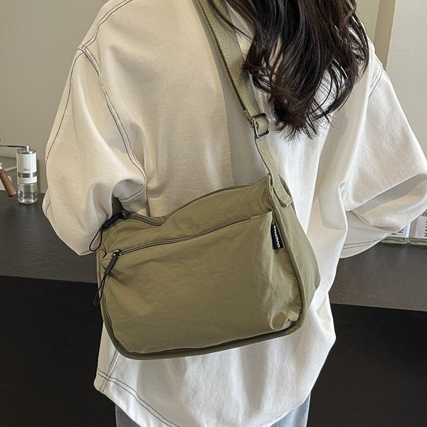 The new versatile casual single-shoulder crossbody bag features a large capacity design, a niche and stylish small square bag, and is a lightweight outdoor bag full figure