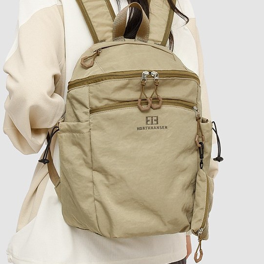 A new high-appeal niche backpack with contrasting colors, a fresh college style backpack, an outdoor sports bag, and a large-capacity backpack details Picture