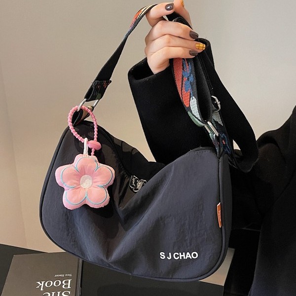Casual crossbody large-capacity bag for women, 2024 new style shoulder strap fashionable underarm bag, trendy and versatile single-shoulder bag details Picture