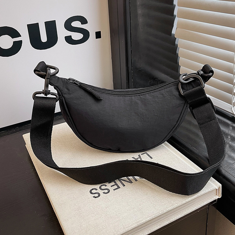 Korean version single-shoulder underarm bag for women 2025 Summer new style nylon fabric dumpling bag ins casual sports crossbody bag Application Scenario