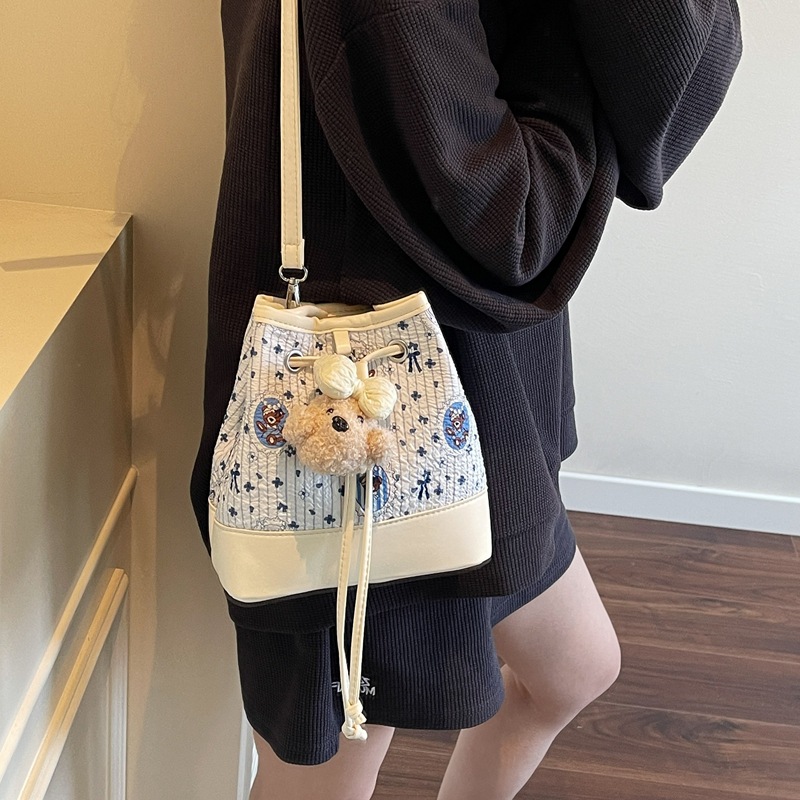 The 2025 new fresh and sweet printed drawstring bucket bag is a fashionable women's color-blocking, simple and large-capacity single-shoulder crossbody bag details Picture