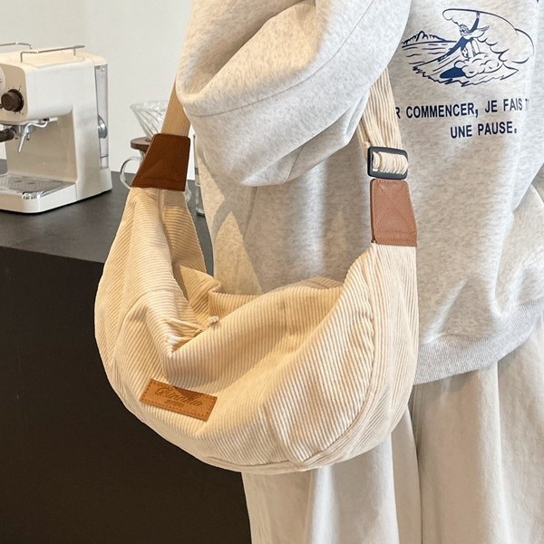 2024 New corduroy bag, autumn and winter women's bag, commuting dumpling bag, casual and versatile crossbody bag Application Scenario
