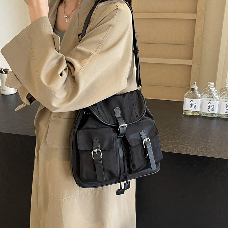 Korean lightweight and simple single-shoulder bag for women 2024 new outdoor travel handbag with multiple pockets and large capacity underarm bag Application Scenario