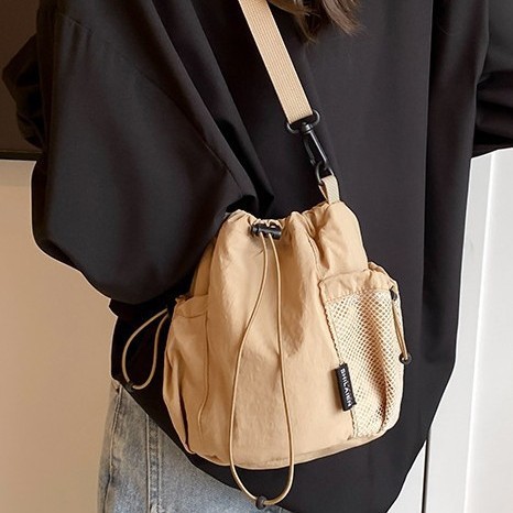 New versatile retro single-shoulder bag, lightweight design, large-capacity bucket bag, niche fashion drawstring writing crossbody bag full figure