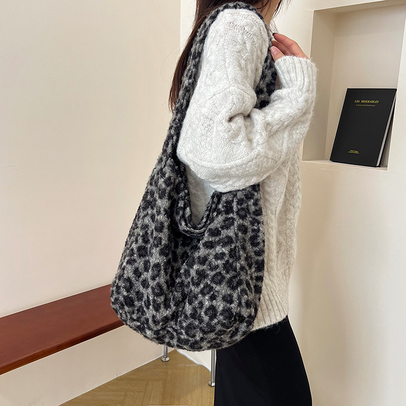 Laid-back style plush large-capacity casual women's bag 2024 autumn/winter new single-shoulder bag, retro leopard print commuter tote bag full figure