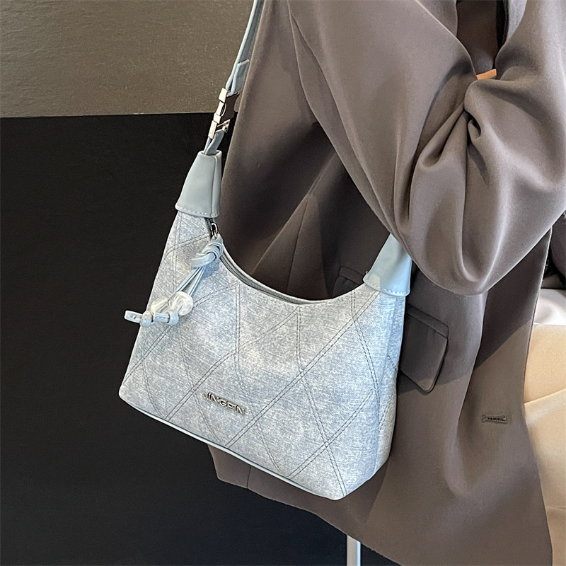 2024 New niche hand-held underarm bag, single-shoulder crossbody bag, retro dumpling bag, high-end denim small handbag Application Scenario