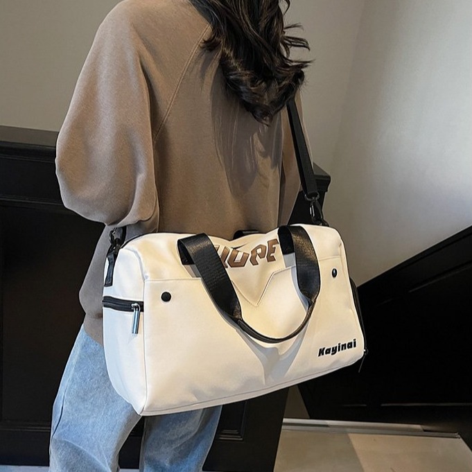Sports and fitness bags with dry and wet separation, large-capacity hand-held luggage bags, lightweight short-distance travel bags with shoe compartments, swimming bags Application Scenario