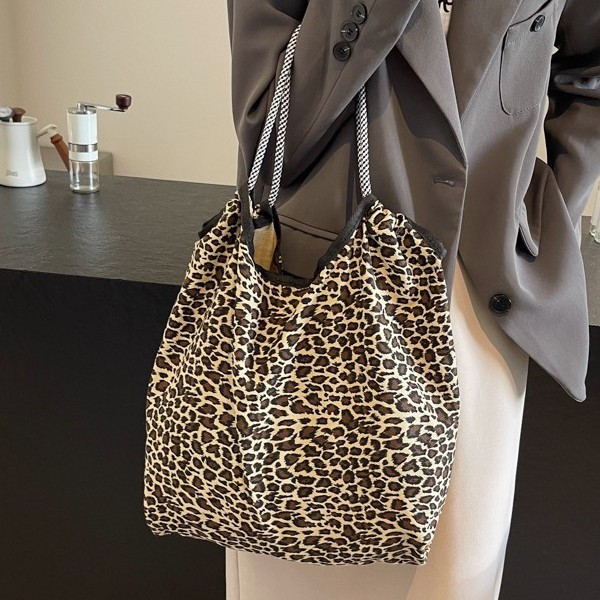 2024 Foreign trade leopard print canvas bag, a laid-back commuting style fashionable handbag, a large-capacity single-shoulder tote women's bag from Europe and America details Picture