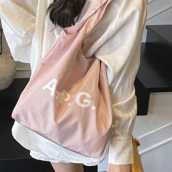 A laid-back Korean-style niche letter girl's early summer single-shoulder bag in cream color, a large-capacity cloth bag for work, and a student bag Specification drawing