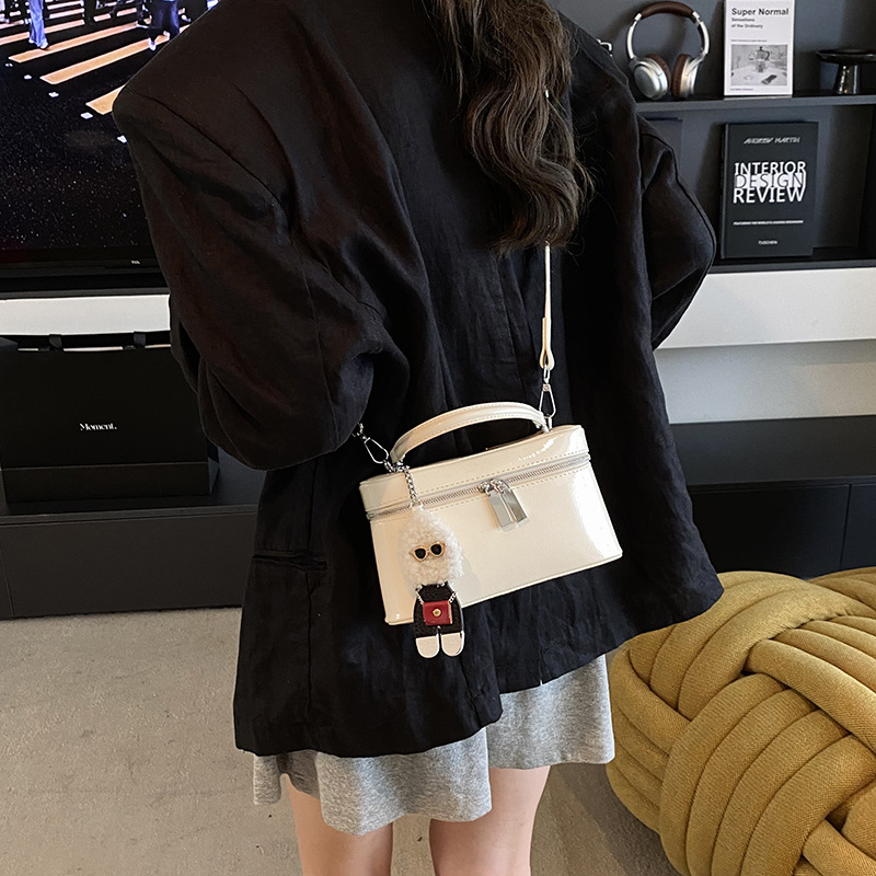 The 2025 new high-end small square bag is a fashionable women's handbag with a shiny surface and a trendy single-shoulder bag. It is stylish and versatile Application Scenario