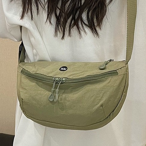 2025 New ultra-light waterproof fabric bag, women's versatile single-shoulder crossbody bag, nylon bag, lightweight and practical, large-capacity bag Application Scenario