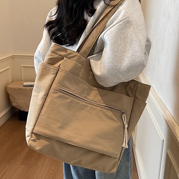 A new large-capacity business commuting fashion style, a large-capacity soft-faced solid color horizontal square Oxford fabric casual shoulder bag Application Scenario