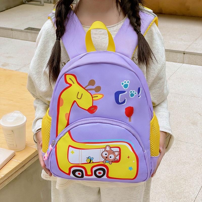 Cartoon cute giraffe kindergarten new schoolbag, casual, simple and trendy, high appearance level, anti-wandering backpack Application Scenario
