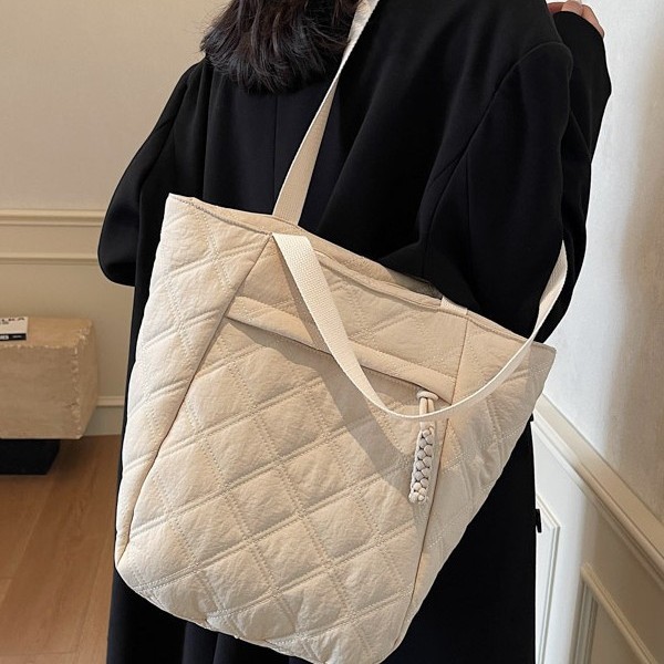 A trendy Japanese-style, niche, casual, diamond-patterned tote bag for women in 2025, a lightweight, single-shoulder bag for commuting in solid colors Application Scenario