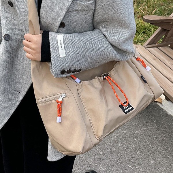 Simple and large-capacity crossbody bag, commuting backpack, men's casual fitness bag, versatile bag, women's college student single-shoulder bag Application Scenario