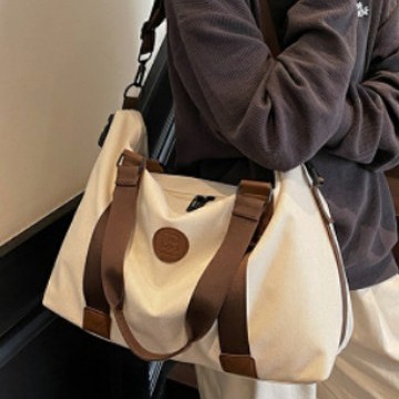 New fashionable and casual shoulder bag for outdoor sports, simple and versatile handbag, large-capacity water-resistant crossbody bag Application Scenario