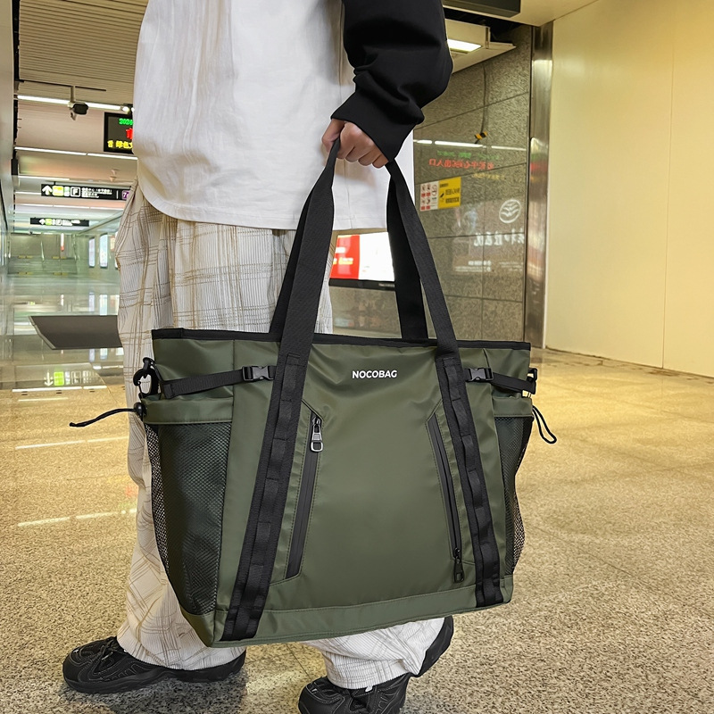Japanese streetwear brand large-capacity travel bag, street fashion commuting crossbody bag, fashionable and versatile portable fitness storage bag Specification drawing