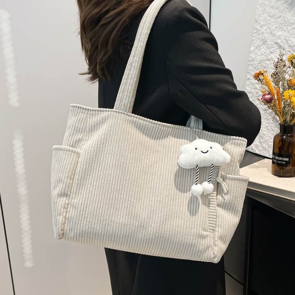 This year, the 2024 autumn and winter new retro and niche design single-shoulder bag with large capacity is in fashion. It's a big bag for students to take classes full figure