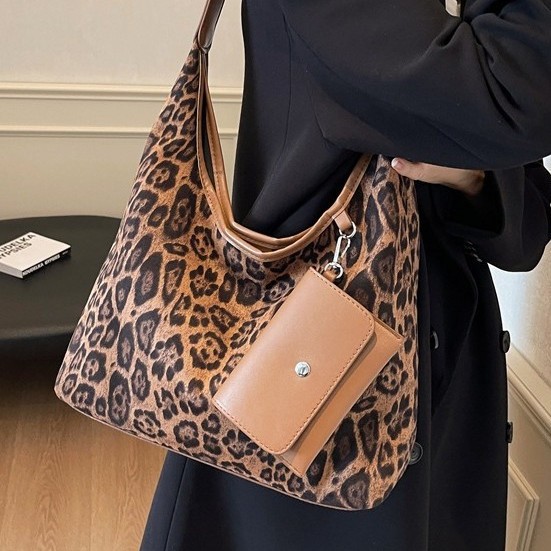 The popular leopard print large-capacity bag for women's 2024 new autumn versatile crossbody bag and commuting single-shoulder bucket bag details Picture