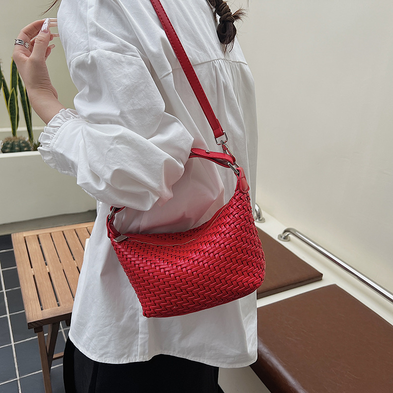 2025 New fashion woven bag, versatile handbag, large-capacity underarm bag, stylish single-shoulder bag, casual crossbody bag details Picture