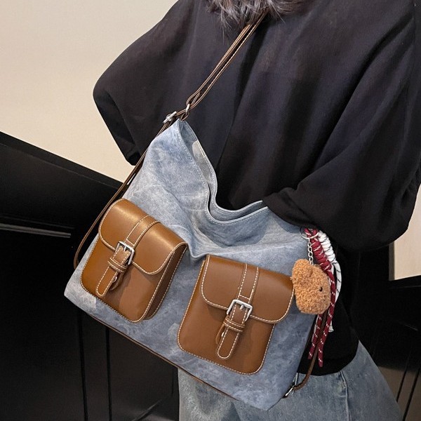 Fashionable large-capacity tote bag, simple commuter motorcycle bag for women, new spring 2025 college student class bag full figure