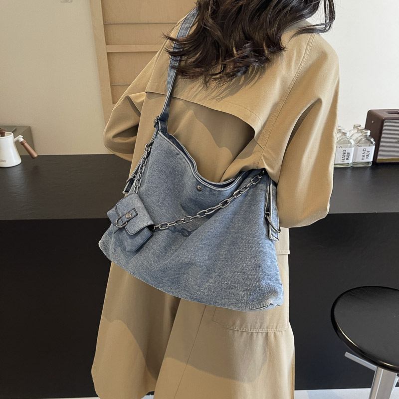 American retro-style denim chain bag, women's street motorcycle style single-shoulder bag, 2024 new fashion crossbody bag Application Scenario