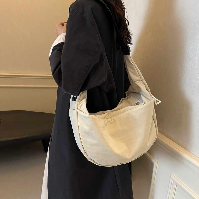 Large-capacity commuting crossbody canvas bag for women, new autumn/winter 2024, casual and versatile student dumpling bag details Picture