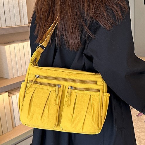 New fashionable single-shoulder crossbody bag design, pleated large-capacity nylon fabric bag, women's casual bag with multiple compartments full figure