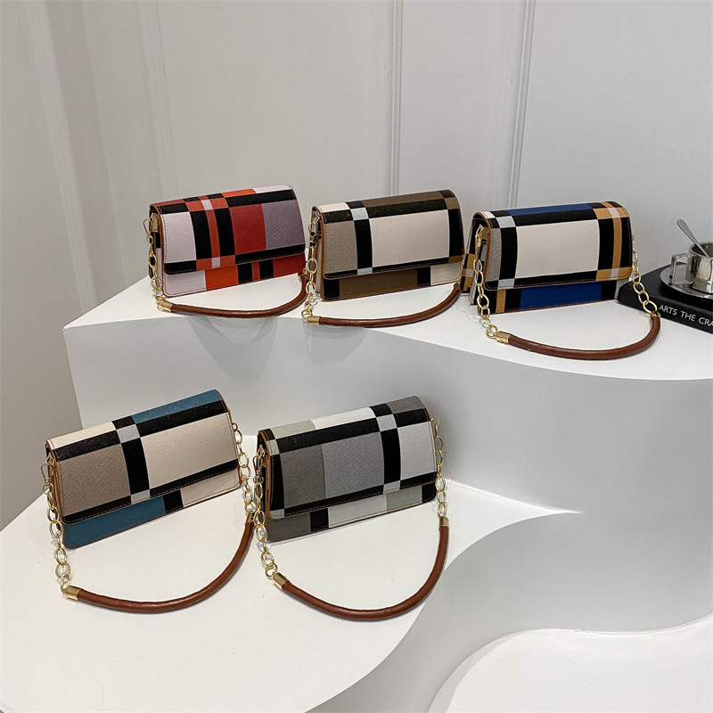 A trendy and color-blocking underarm bag for women, a new 2024 simple large-capacity crossbody checkered single-shoulder bag, a small square bag Application Scenario