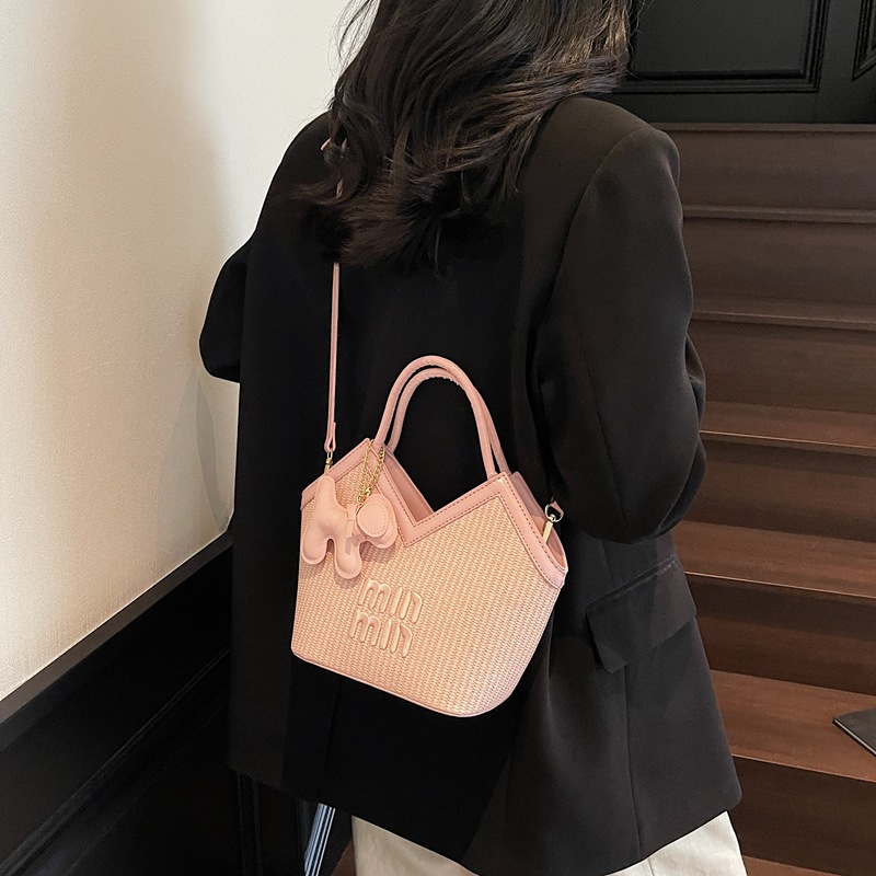 High-end and stylish, large-capacity tote bag 2025 new style, versatile and casual, single-shoulder crossbody bag for commuting to school Application Scenario