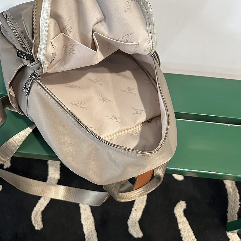 This backpack is lightweight and large-capacity for women's commuting and travel. It's versatile and fashionable for moms when they go out. It's also a schoolbag for college students Application Scenario