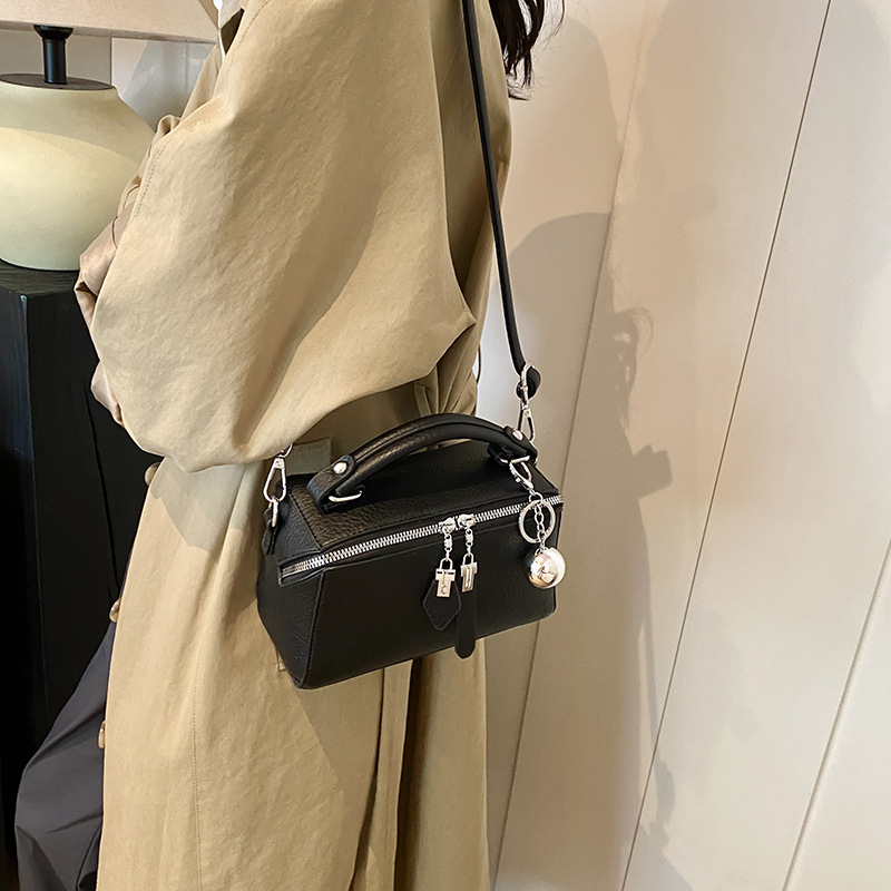 A new retro and simple Boston single-shoulder crossbody bag and small square bag with a fashionable and high-quality texture for foreign trade details Picture