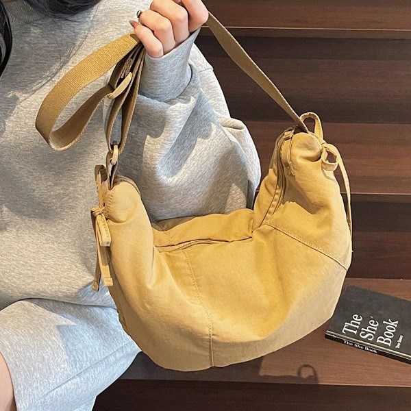 A new cross-border summer fashion casual commuting crossbody single-shoulder bag with a simple and elegant ladies' pleated large capacity dumpling bag full figure