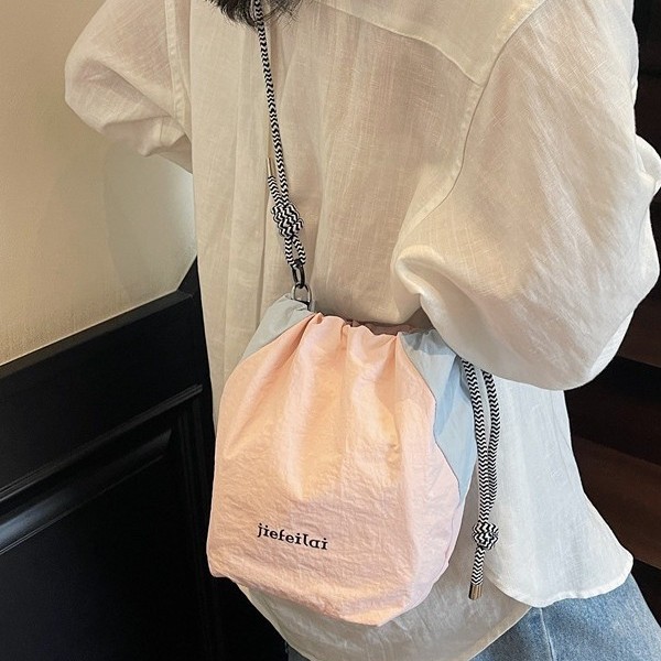 The 2025 new stylish and versatile drawstring drawstring crossbody bag is a simple and individual single-shoulder women's bag with contrasting colors and a lightweight handbag details Picture