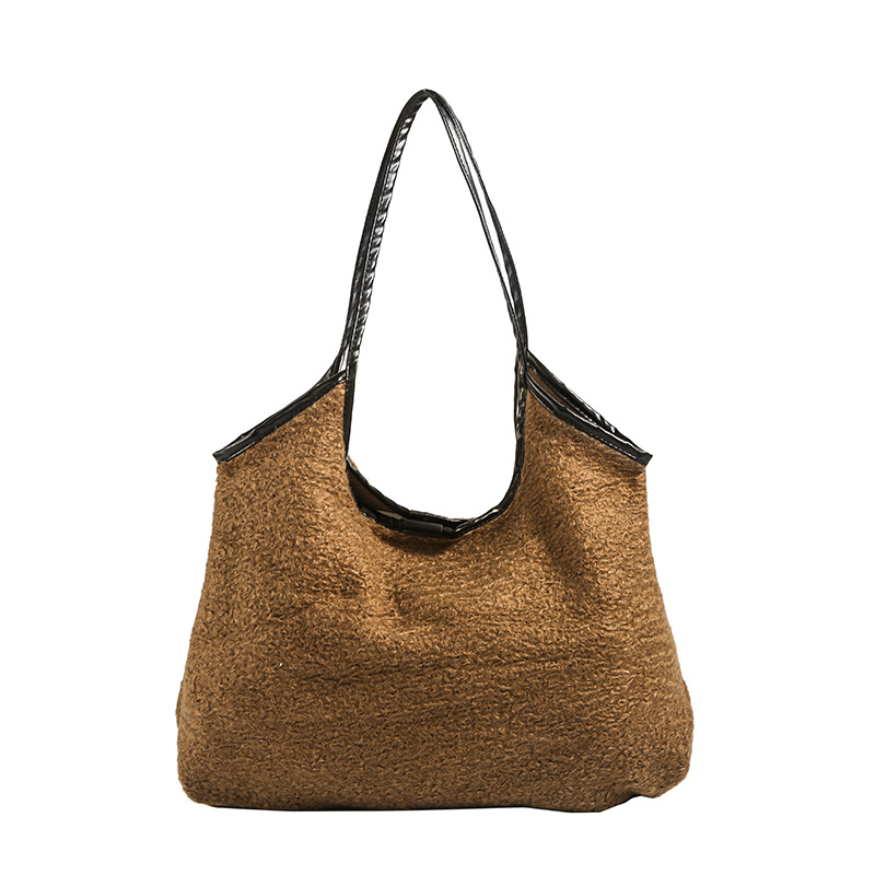 The 2024 new stylish and trendy single-shoulder large-capacity underarm bag for women, a plush tote bag for both mother and child Item Picture