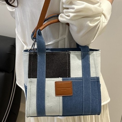 A new spring and summer denim casual square bag, a crossbody bag with color-blocking hand-held tote bag, and an Instagram trendy single-shoulder bag Specification drawing