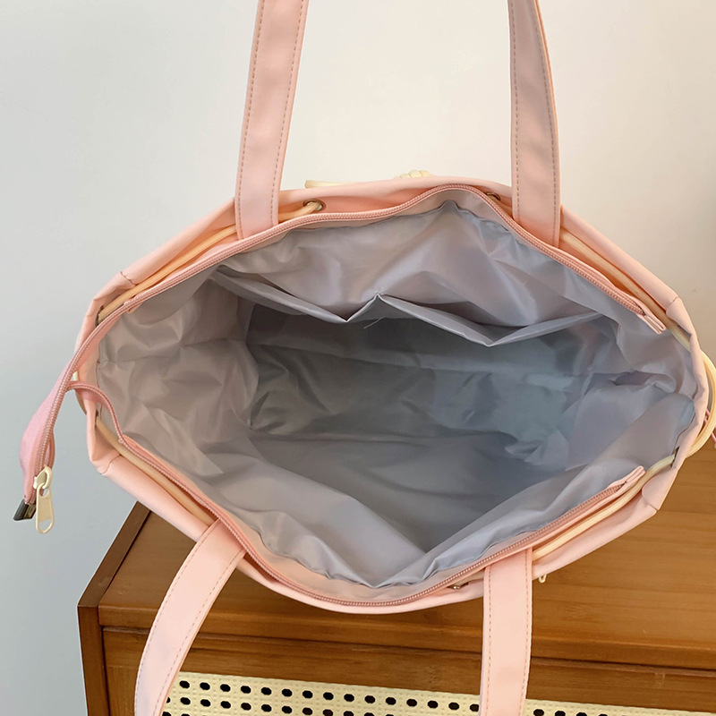 A large-capacity color-blocking school-style single-shoulder bag for female junior high school students to carry books during class tutoring. A high-appeartion-level student crossbody bag Application Scenario