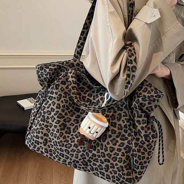 A niche leopard print canvas tote bag for women, a casual large-capacity fashionable hand-held bag, and a simple single-shoulder crossbody bag in the Korean style Application Scenario