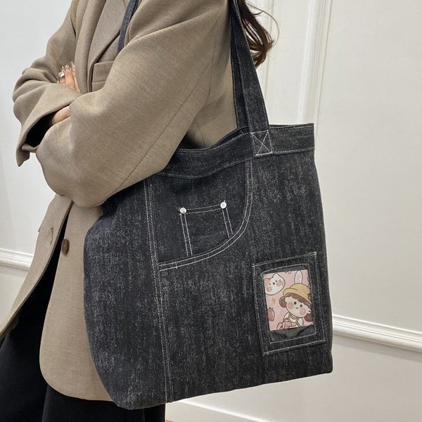 The new large-capacity tote bag for autumn and winter, with a laid-back denim style and a girlish touch, is a fashionable and casual commuting and school bag full figure