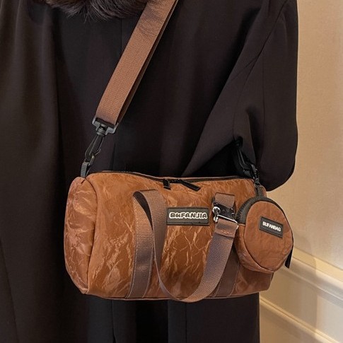 New retro and fashionable handbags for autumn and winter 2024, large-capacity single-shoulder crossbody bag, round bucket bag for work and commuting full figure