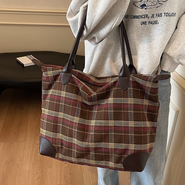 New simple and large-capacity tote bag, high-end commuting versatile handbag, retro autumn and winter checkered practical single-shoulder bag full figure