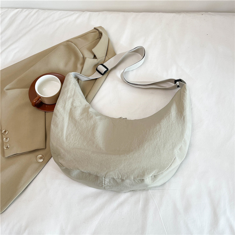 Large-capacity commuter bag for women, new autumn/winter 2024 nylon portable single-shoulder bag, outdoor fitness and casual crossbody bag Specification drawing