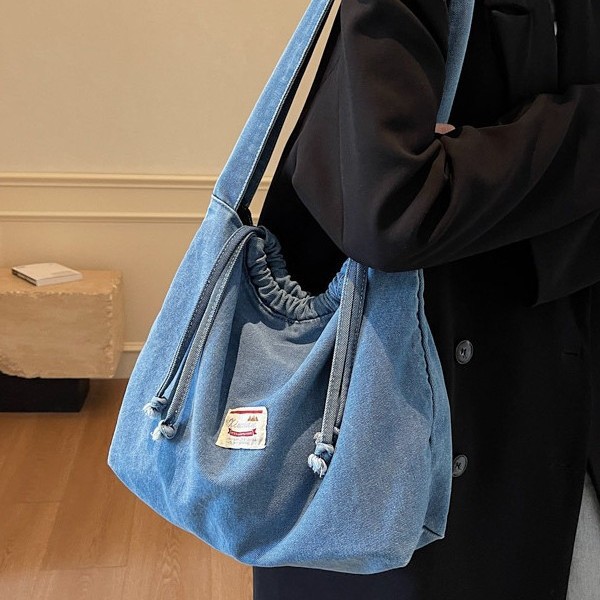 A single Japanese or Korean square single-shoulder bag, a Korean-style tote bag for college students, a versatile Japanese niche single-shoulder denim bag Application Scenario